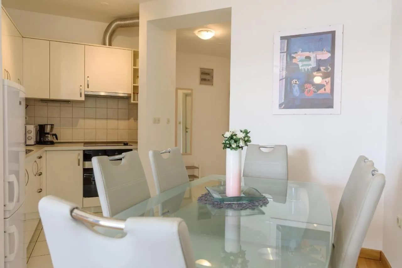 Apartment Marijana Τρογκίρ